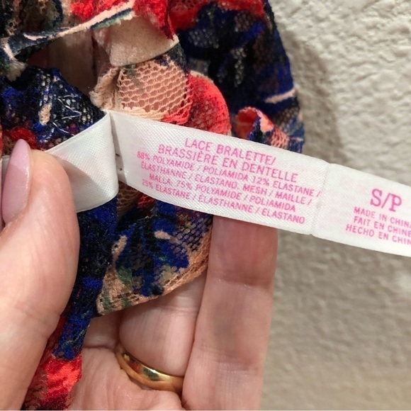 𝅺pink Victoria’s Secret lace and mesh floral print underwire bralette.  Size S - Picture 6 of 7
